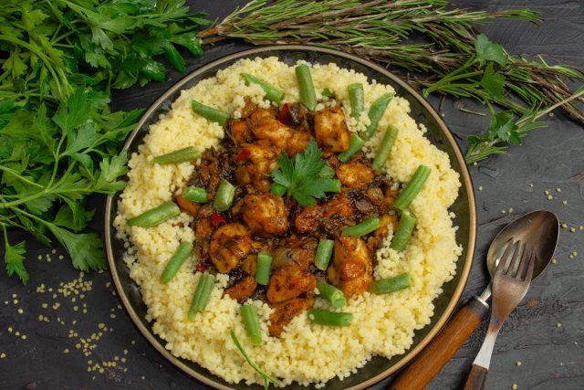 Куриная грудка с кускусом и сухофруктами — блюдо за 30 минут