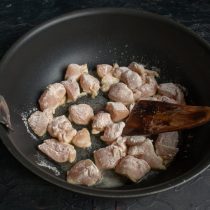 Обжариваем мясо