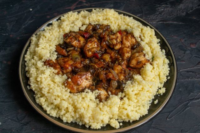 Выкладываем горкой курицу с соусом, вокруг кускус