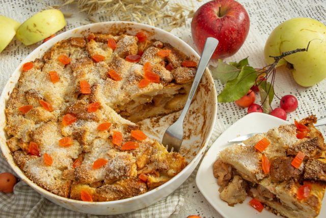 Ленивая шарлотка с яблоками из батона