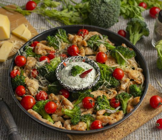 Низкокалорийная курица с брокколи и черри в духовке - Основные блюда и гарниры Низкокалорийная курица с брокколи и черри в духовке