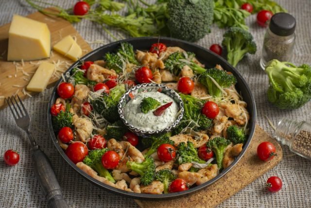 Низкокалорийная курица с брокколи и черри в духовке Низкокалорийная курица с брокколи и черри в духовке