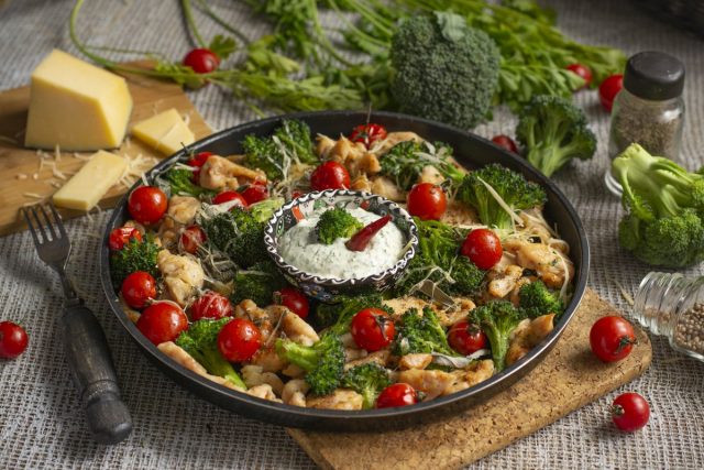 Низкокалорийная курица с брокколи и черри в духовке Низкокалорийная курица с брокколи и черри в духовке