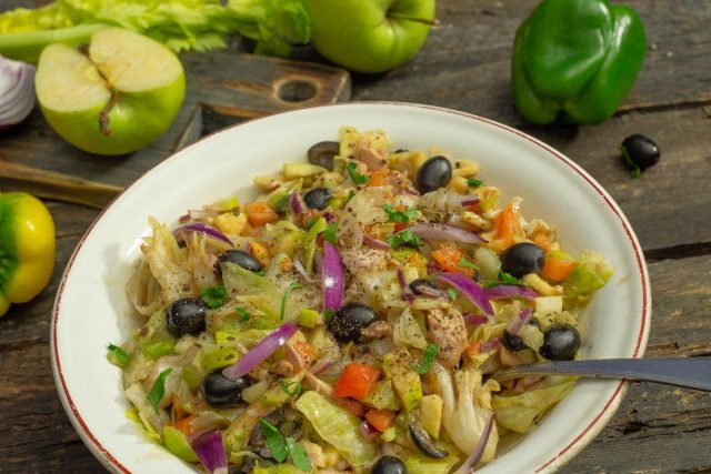 Полезный куриный салат — классика американской кухни Полезный куриный салат — классика американской кухни