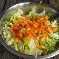 Нарезаем мякоть перца маленькими кубиками и отправляем в салатник