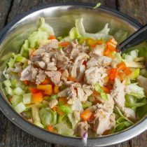 Варёную или жареную курицу нарезаем и кладём на овощи