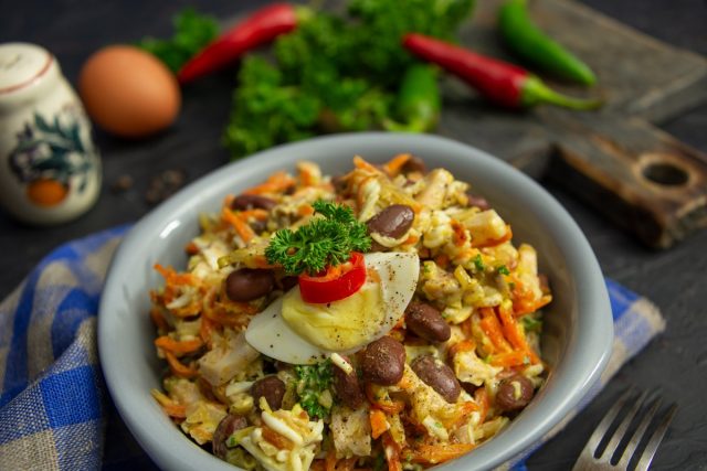 Салат «Обжорка» с фасолью и мясом