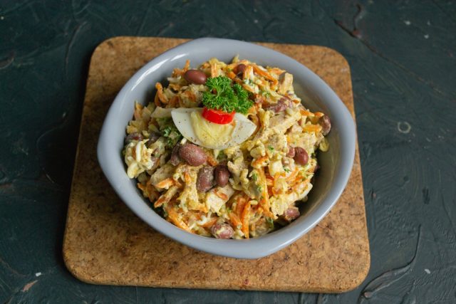 Салат «Обжорка» с фасолью и мясом готов