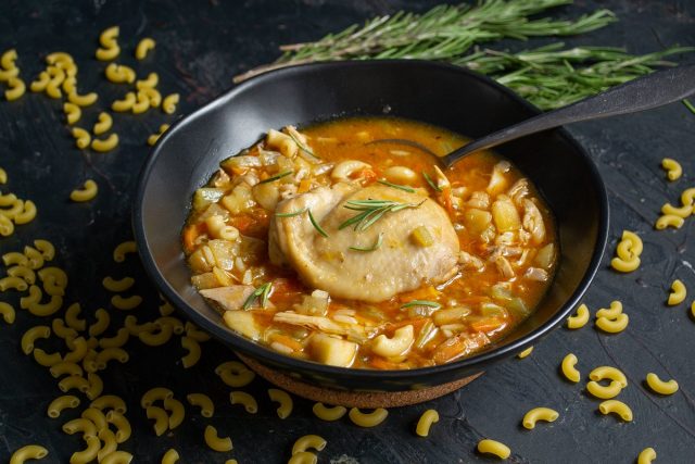 Согревающий куриный суп с макаронами