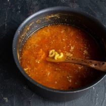 Насыпаем мелкие макароны