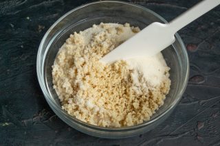 Измельчаем кешью в мелкую крошку, добавляем манную крупу