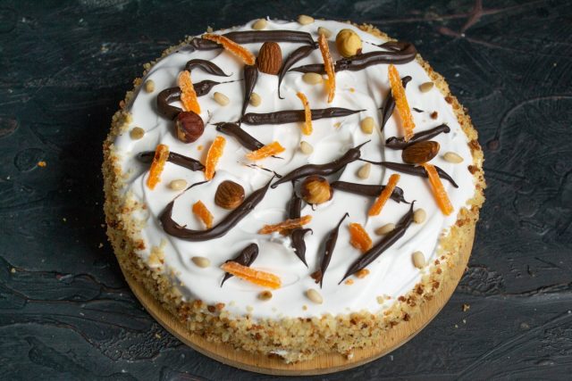 Вкусный ореховый торт с меренгой готов
