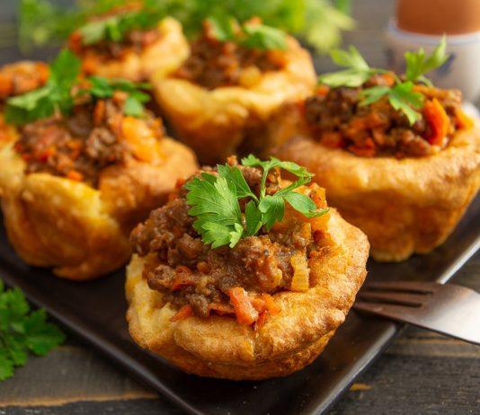 Йоркширские пудинги с говядиной и овощами