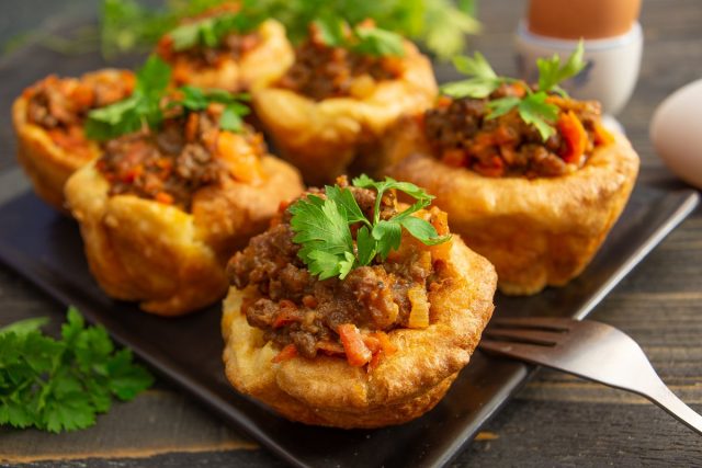 Йоркширские пудинги с говядиной и овощами Йоркширские пудинги с говядиной и овощами