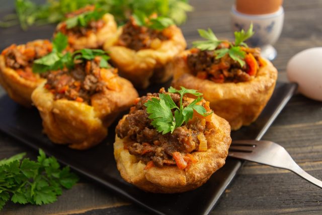Йоркширские пудинги с говядиной и овощами