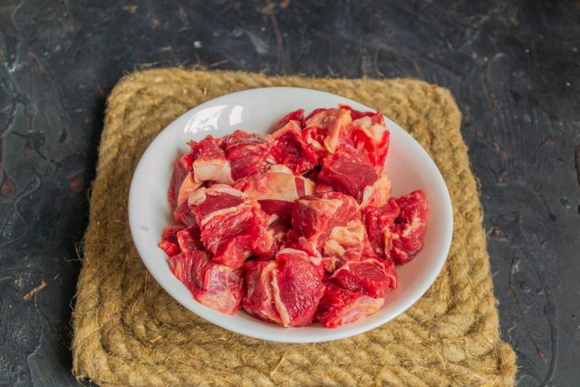 Котлетную говядину нарезаем небольшими кусочками