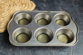 Ставим форму с маслом в разогретую духовку, хорошо раскаляем масло