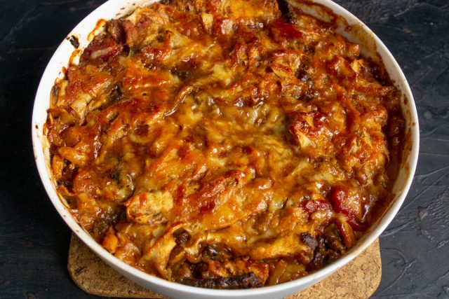 Домашняя запеканка из лаваша с мясом и грибами готова