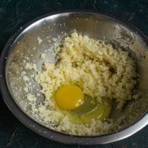 Разбиваем в миску большое куриное яйцо