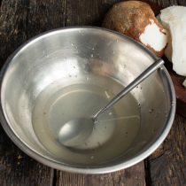 Мякоть ополаскиваем под краном, воду процеживаем
