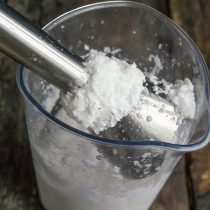 Измельчаем ингредиенты блендером