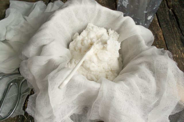 Выкладываем измельченную массу на марлю
