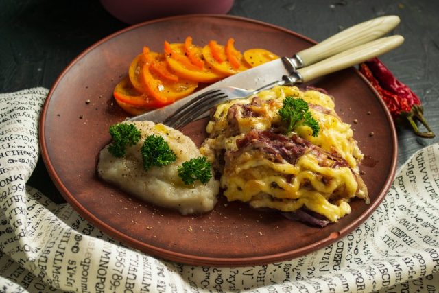 Мясо по-французски в духовке с луком и пюре из топинамбура Мясо по-французски в духовке с луком и пюре из топинамбура