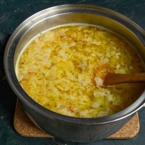 Наливаем в кастрюлю с овощами горячий овощной бульон
