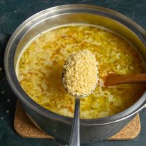 Когда картофель станет мягким, солим и добавляем макароны