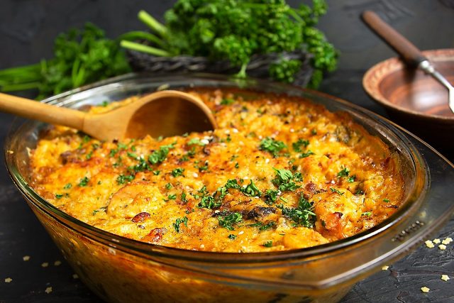 Простая макаронная запеканка с грибами и курицей Простая макаронная запеканка с грибами и курицей