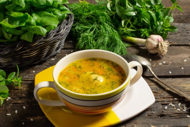 Простой картофельный суп с рисом и овощами Простой картофельный суп с рисом и овощами