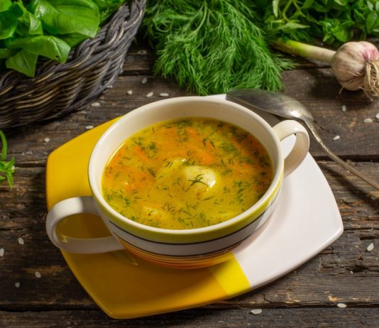 Простой картофельный суп с рисом и овощами