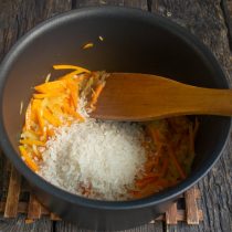 Насыпаем круглый рис и жарим его с овощами 2-3 минуты Насыпаем круглый рис и жарим его с овощами 2-3 минуты