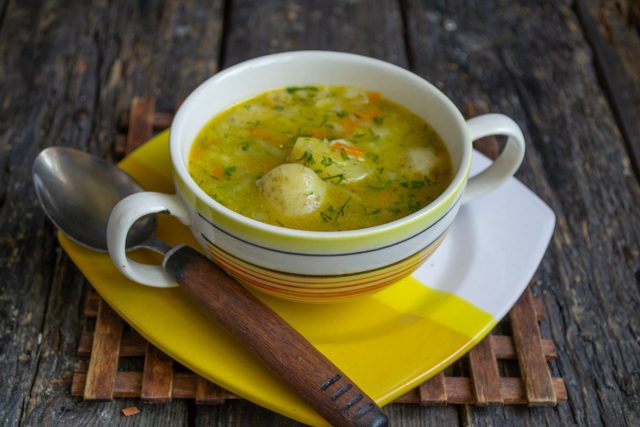 Простой картофельный суп с рисом и овощами готов Простой картофельный суп с рисом и овощами готов