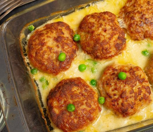 Сочные котлеты в молочном соусе в духовке (с зелёным горошком) - Основные блюда и гарниры Сочные котлеты в молочном соусе в духовке с зелёным горошком