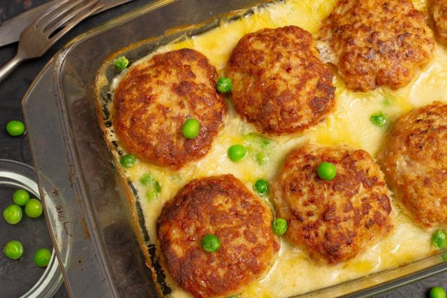 Сочные котлеты в молочном соусе в духовке (с зелёным горошком)