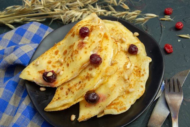 Тонкие блины с рикоттой и мёдом