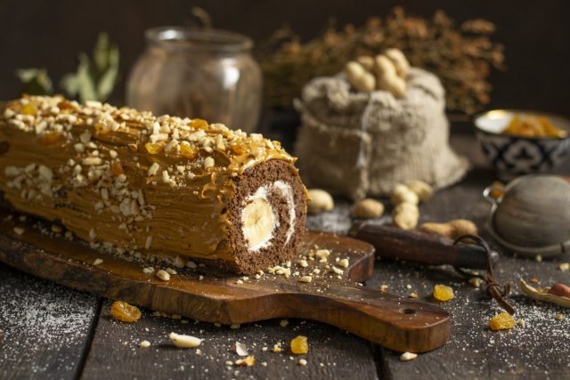 Торт-полено из бисквитного теста — простая идея для праздника