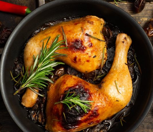 Ароматная курица с розмарином и финиками в духовке
