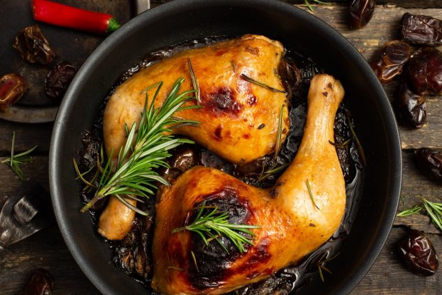 Ароматная курица с розмарином и финиками в духовке
