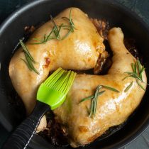 Посыпаем курицу иголочками розмарина и оправляем блюдо в раскалённую духовку или под гриль Посыпаем курицу иголочками розмарина и оправляем блюдо в раскалённую духовку или под гриль