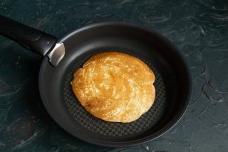 Переворачиваем блин, жарим ещё минутку с другого бока