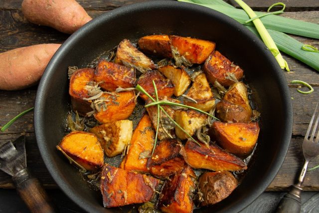 Нежный запеченный батат с сельдереем и шалфеем