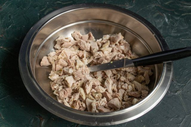Варёное мясо нарезаем небольшими кубиками
