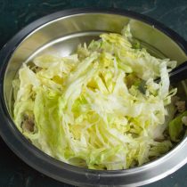 Нарезаем салат «Айсберг» и добавляем к мясу с луком