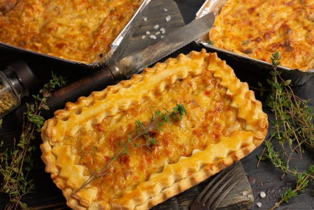 Порционный киш с курицей и тимьяном