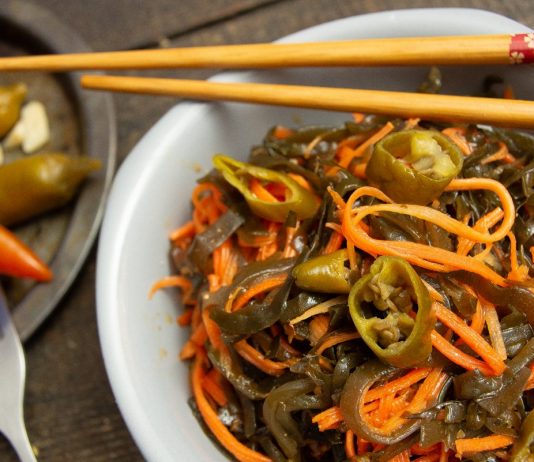 Постный салат из морской капусты с морковью