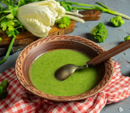 Постный суп с брокколи и шпинатом