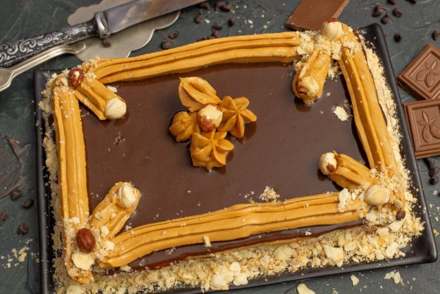 Простой песочный торт с масляным кремом, джемом и шоколадным ганашем