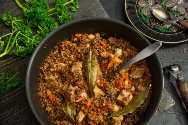 Рассыпчатый плов из гречки по-деревенски Рассыпчатый плов из гречки по-деревенски